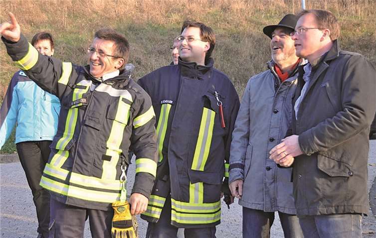 Begeistert von der Leistung bei dieser Abschluss-Übung zeigten sich (v.l.): Wehrführer Albert Wingender, VG Wehrleiter Stefan Schüller, Ortsbürgermeister Rudolf Wingender und VG Chef Jörg Lempertz.