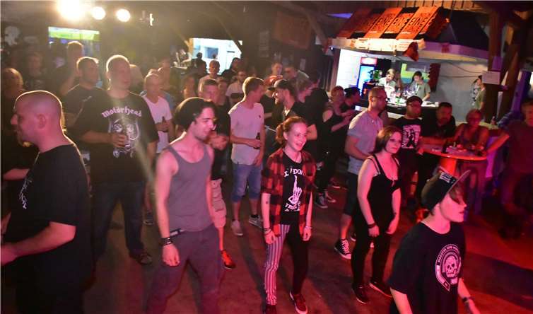 Begeistert von der Musik derBands waren die Fans in der Trinksporthalle.