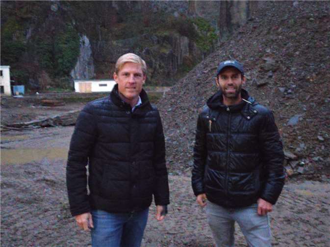 Begeistert war Schmitt jedoch von den weit vorangetriebenen Wiederaufbauplänen und Fortschritten, die er im Gespräch mit Markus Bleffert, Sport- und Jugendwart beim SV Altenahr Tennis besprach.Foto: privat