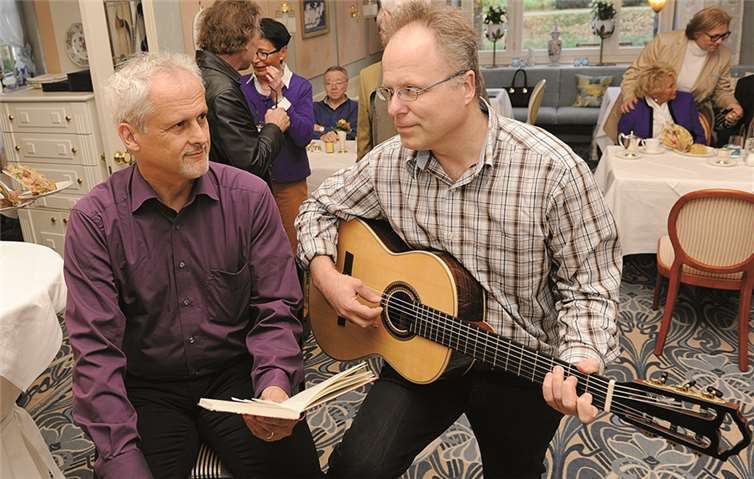 Begeistert war das Publikum in der Villa Aurora von Bodo Mario Woltiris satirischen Geschichtchen und Gedichtchen, die von Ralf Niesen stilvoll auf der Gitarre begleitet wurden. FIX