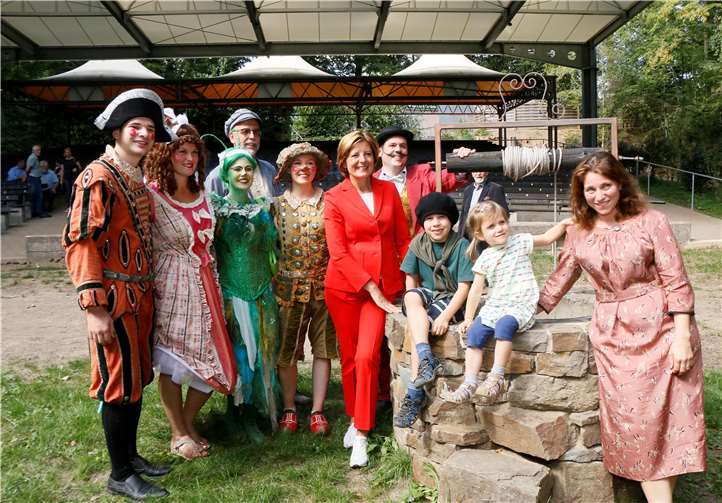 Begeistert war die Ministerpräsidentin von den Spielszenen aus dem aktuellen Stück „Pinocchio“.