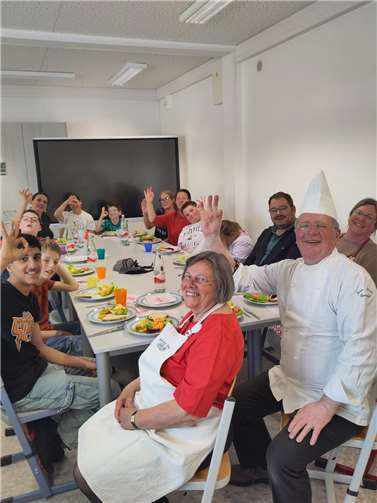 Begeistert waren alle TeilnehmerInnen des Intensivkochkurses mit Spitzenkoch Jean-Marie Dumaine in der Lehrküche der Levana-Schule. Foto: AUFWIND Ahr – Michael Müller