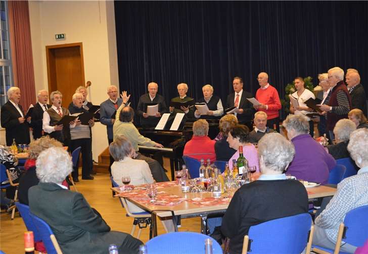 Begeistert waren die AWO-Mitglieder und Senioren von Oberwinter von den Weihnachtsliedern des MGV Liederkranz um Vorsitzenden Hans Kessel und Chorleiter Bardo Becker. AB
