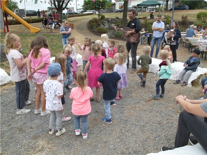 Begeistert waren die Kinder dann, als Matthias Müller, Liedermacher aus Rodenbach, mit seiner Gitarre auftrat. Quelle: Ortsgemeinde Rodenbach