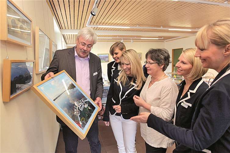 Begeistert werfen die Besucher einen Blick auf die Bilder. privat