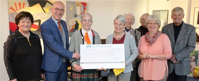 Begeistert zeigte sich Bürgermeister Bert Spilles vom Engagement des Forums Senioren bei der Scheckübergabe an Erika Meyer zu Drewer. -StF-