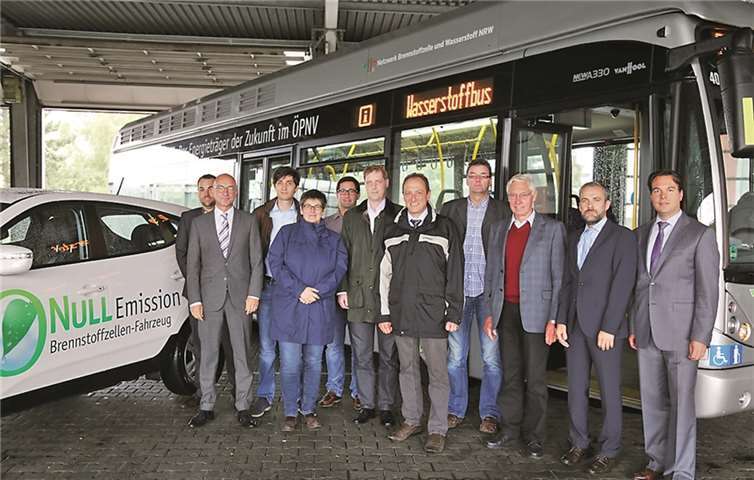 Begeistert zeigten sich Bürgermeister Bert Spilles sowie die Mitglieder der AG Kommunaler Klimaschutz von dem bereits im Einsatz befindlichen Bus.StF