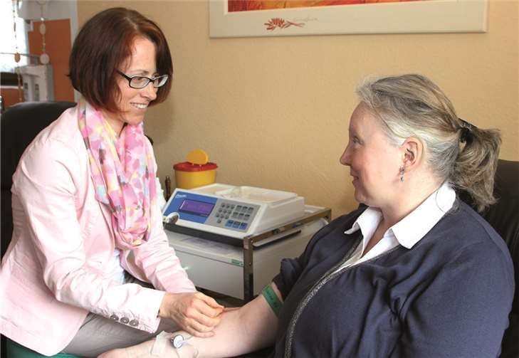 Begeistert zeigten sich die Besucher beim „Tag der offenen Tür“ von Heilpraktikerin Ursula Bünnagel (l.) über die Effekte der Sauerstofftherapie. BÜN