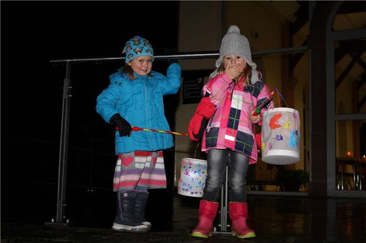 Begeisterte Kids bei den Umzügen.