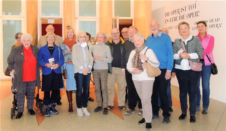 Begeisterte Teilnehmerinnen und Teilnehmer im Foyer der Bundeskunsthalle. Foto: privat