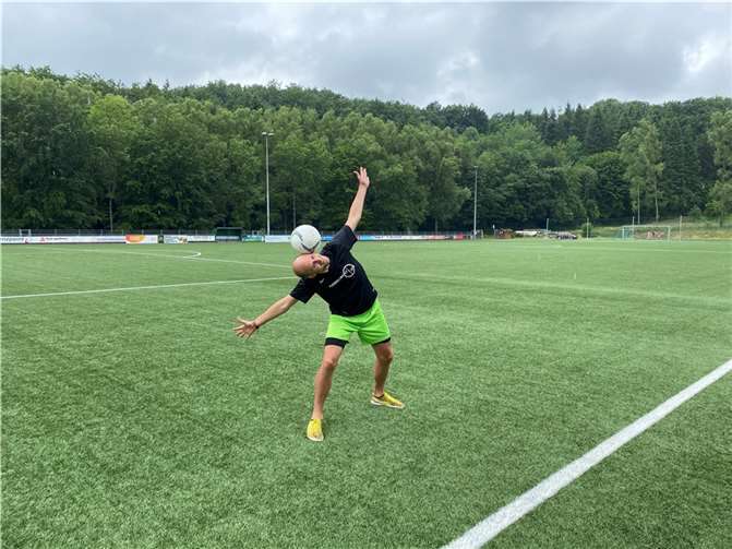 Begeisterte das Publikum mit seinen Tricks: der Freestyle-Fußballer Julian „Julinho“ Hollands.