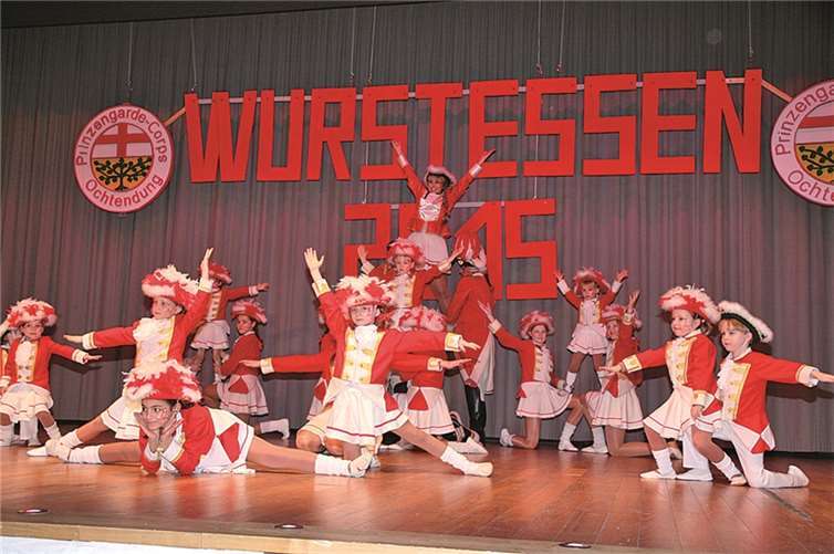 Begeisterten Beifall erhielten die Roten Funken, die mit dem Fünkchen- und Tanzmajorennachwuchs sowie Tanzmariechen Melissa Ahej eine tolle Show boten.