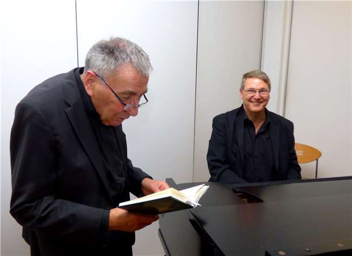 Begeisterten einmal mehr ihr Publikum bei der jüngsten Lesung im Café Auszeit: Herbert Kutscher und KMD Thomas Schmidt (am Klavier). Hans Hartenfels