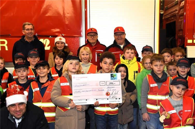 Begeisterung bei den kleinen Floriansjüngern bei der Übergabe der Spende an die Rheinbacher Kinder und Jugendfeuerwehr durch den Vorsitzenden und seinen Stellvertreter von Rheinbach hilft, Alfred Eich und Andreas Klassen. Foto: privat