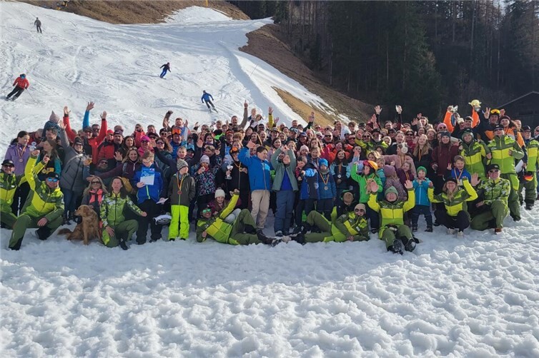 Begeisterung bei der TV06-Osterschneefreizeit nach dem Kinder-u. Jugend-Skirennen in Steinhaus/Südtirol