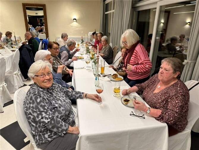 Begeisterung in Winningen: Döbbekoche-Essen als Saisonstart. Foto: Gerhard Schröder