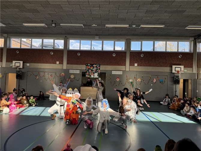 Begeisterung pur: Die Lehrkräfte begeistern mit ihrem Tanz „Völlig losgelöst“. Die Kinder klatschen und jubeln begeistert mit. Foto: privat