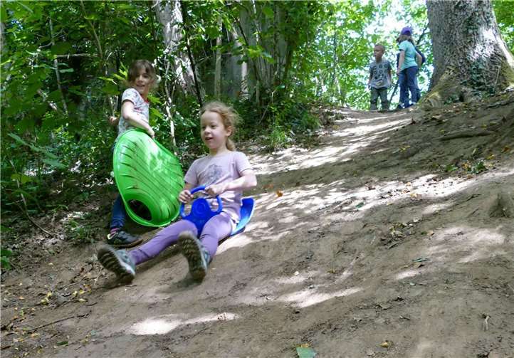 Begeisterung pur! Mit Karacho rodeln die Kinder den Hang hinunter.
