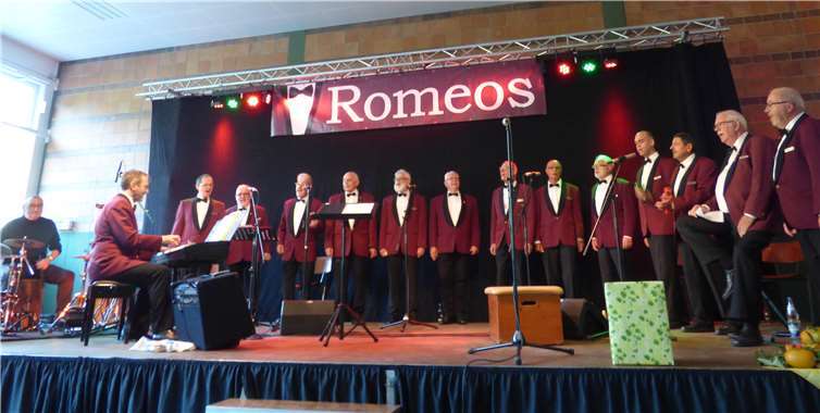 Begeisterung pur beim Konzert der Gesangsgruppe Romeos in der Melsbacher Turnhalle. Foto: Hans Hartenfels