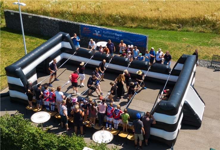 Begeisterung pur beim ersten Menschenkickerturnier in St. Katharinen - E-Jugend triumphiert und feiert den verdienten Sieg. Foto: Martin Stahl