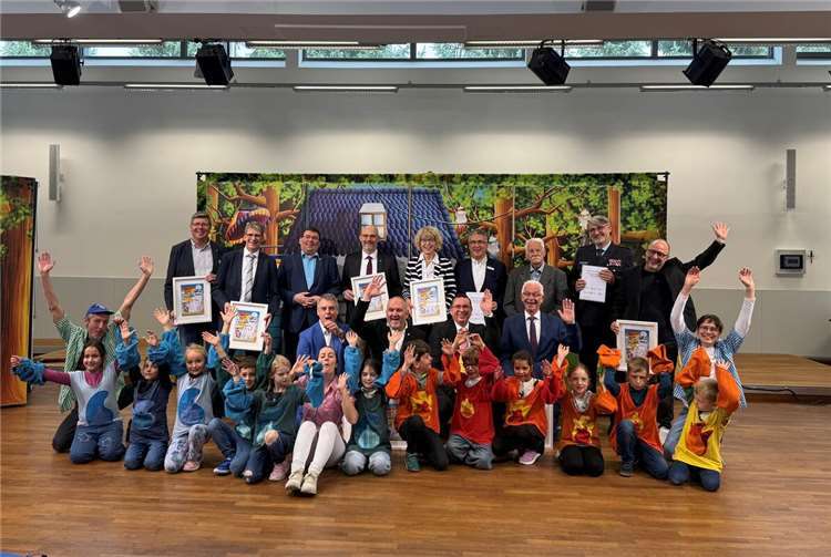 Begeisterung überall – sowohl bei den Brohler Schülerinnen und Schülern als auch bei den Partnerinnen und Partnern des Präventionsprojekts „Marco und das Feuer“.  Foto: Mara Stahlhofen/UK RLP