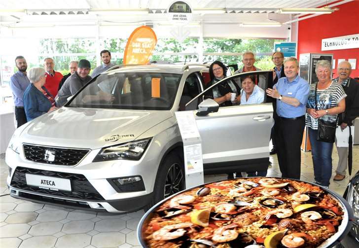Begeisterung unter den Gästen, hier mit Verkaufsleiter Rudi Giering, für den neuen Seat „Ateca“. Zum schönen Ambiente, exzellentem Design und geräumigem Innenraum gehörte an diesem Tag bei Scherer auch eine leckere Paella dazu.BS