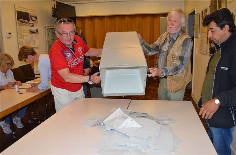 Beginn der Auszählung im Wahllokal in der Kulturwerkstatt.