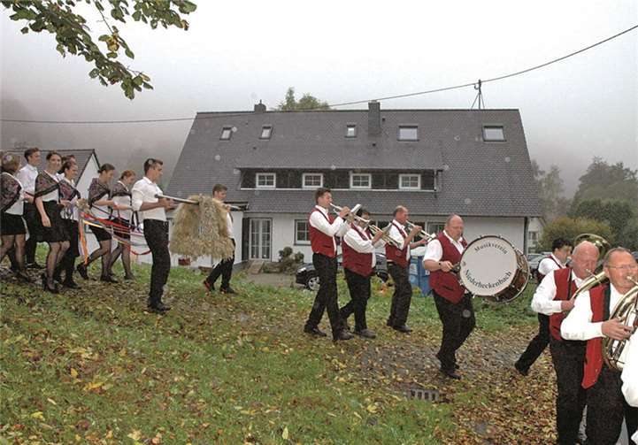 Begleitet mit Musik wurde die Erntekrone in den Saal gebracht.