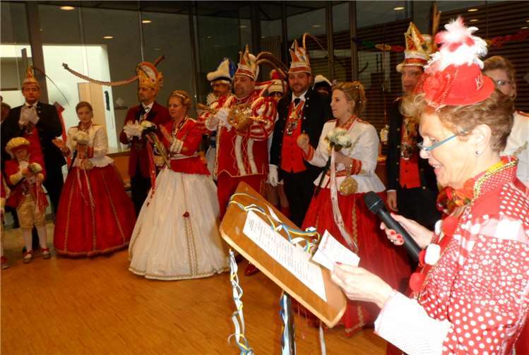 Begleitet vom tosenden Beifall zogen Prinz Tubak II. und Prinzessin Jessika I. mit ihrem Hofstaat und Gefolge in den Saal ein.