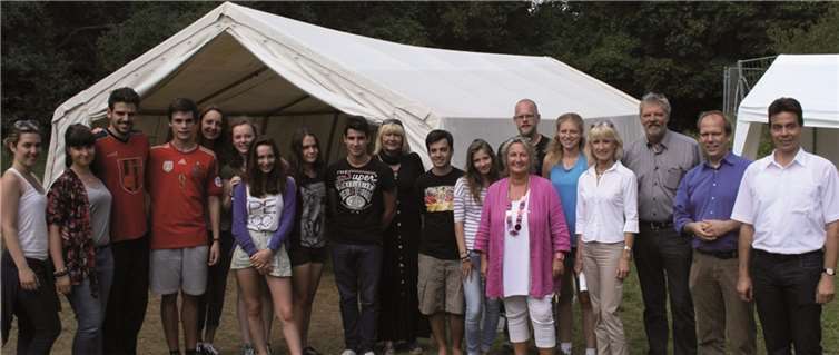 Begleitet von Bürgermeisterin Marie-Theres Hammes-Rosenstein (4. v. r.) und weiteren Koblenzer Lokalpolitikern besuchte die rheinland-pfälzische Jugendministerin Irene Alt (6. v. r.) die Stadtranderholung auf dem Fort Asterstein. privat