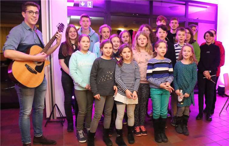 Begleitet von Hano Wurm auf der Gitarre stimmten die Messdiener das Lied „Wir sagen Euch an den lieben Advent“ an. StF