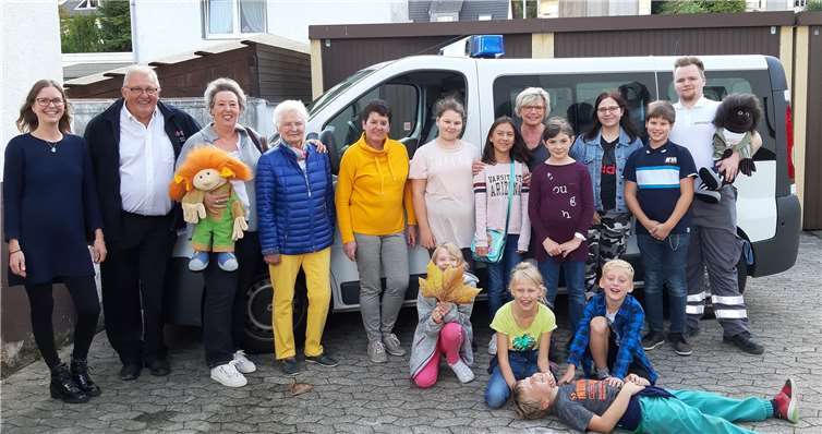 Begleitet von Übungspuppe Paula nahmen die Nachwuchsrotkreuzler die Spende der Frauen entgegen. Foto: privat