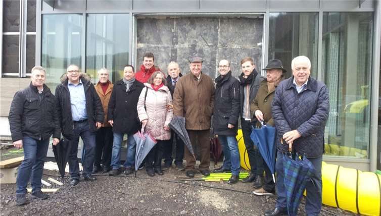 Begleitet von Vertretern der CDU Brohltal informierte sich Landtagsabgeordneter Guido Ernst (r.) vor Ort über den Stand der Arbeiten am neuen Kempenicher Einkaufsmarkt. privat