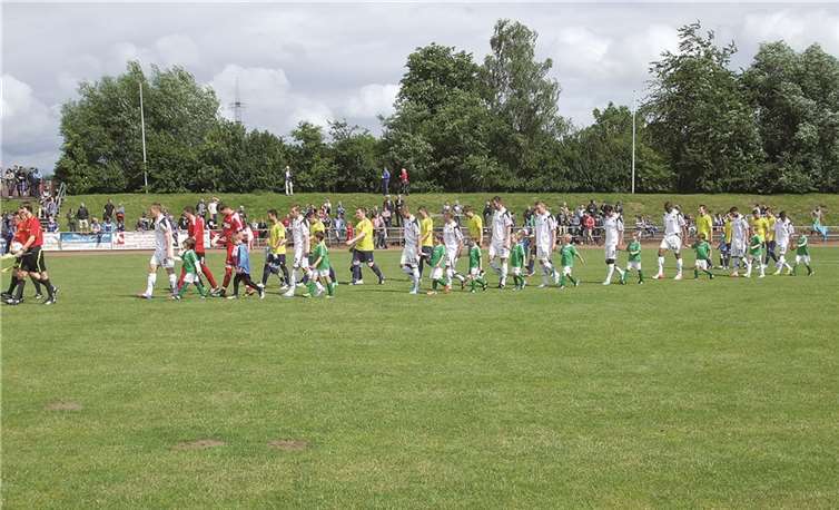 Begleitet von den FC-Bambini liefen die Mannschaften ins Stadion ein. Gernot Stanke