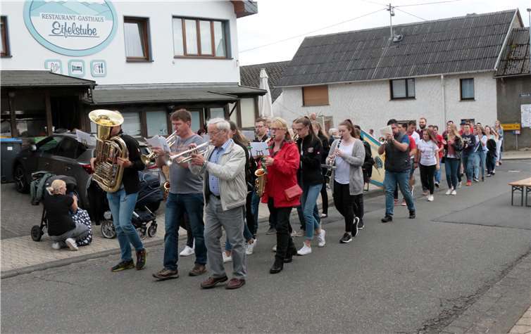 Begleitet von den Limbachtaler Musikanten zogen Junggesellen und Hahnenkönigspaar durch das Dorf zum Festplatz.