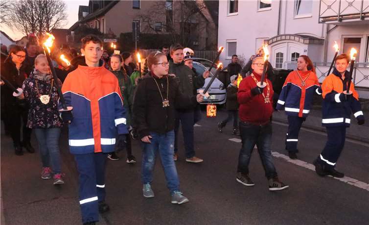 Begleitet von den Mitgliedern der Jugendfeuerwehr ging es für Julian I. und Lena I. durch die Meckenheimer Altstadt.
