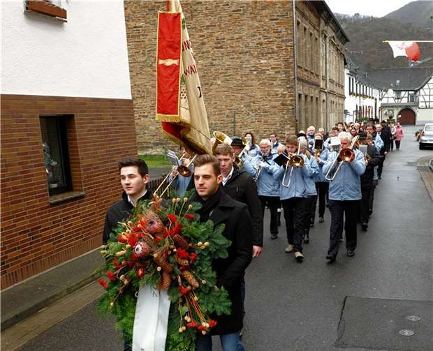 Begleitet von den Muskfreunden Lantershofen zog der Festzug durch den weinort.