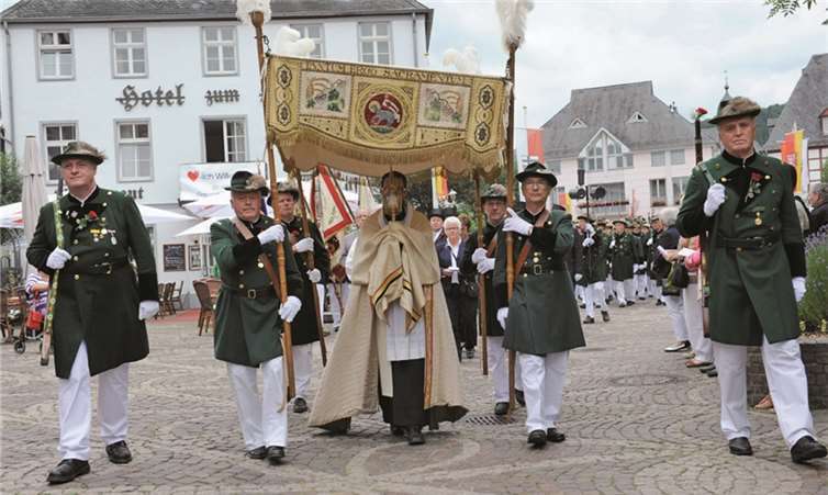 Begleitet von den Schützen führte Dechant Jörg Meyrer die Prozession durch die historische Altstadt von Ahrweiler an. FIX