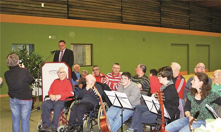 Begleitet von der Ebernacher Musik AG, segnete Pater Klemens Banse die neue Sporthalle ein und übergab sie den Sportlern. privat