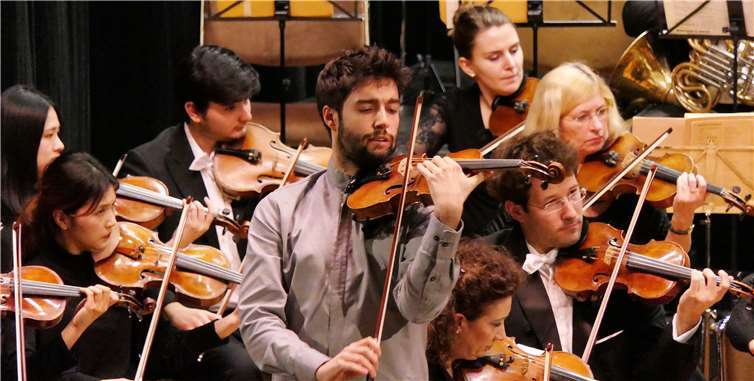 Begleitet von der Klassischen Philharmonie Bonn meisterte Thomas Reif das anspruchsvolle Violinkonzert von Beethoven mit Bravour.privat
