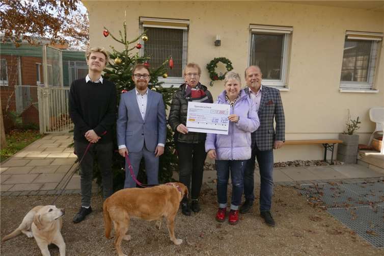 Begleitet von ihren beiden Labradorhündinnen kam die Familie ins Tierheim, um den Spendenscheck von 1000 Euro persönlich zu überreichen. Foto: privat