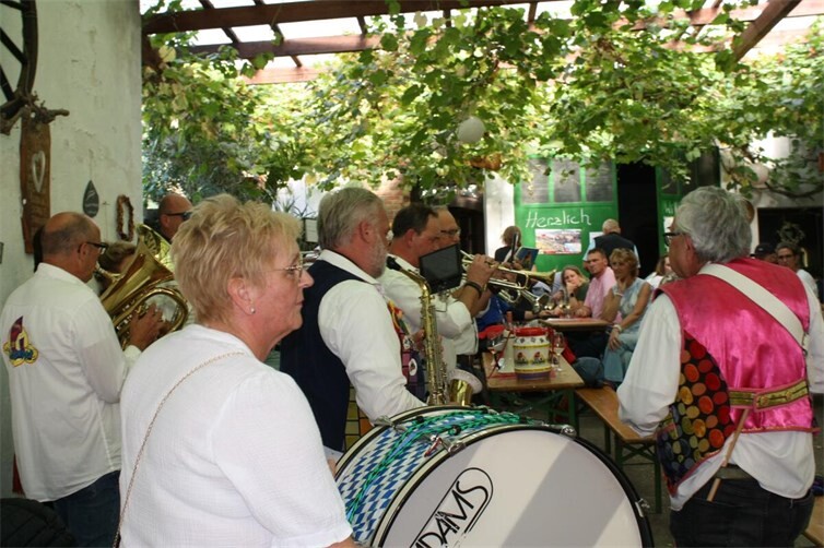 Begleitet von musikalischen Ohrwürmern ließen es sich in den Höfen und Kellern der anstellenden Winzer hervorragend feiern.
