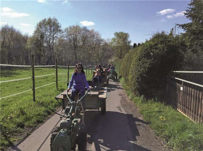 Begleitet von strahlendem Sonnenschein machten sich die Kinder und Jugendlichen auf den Weg. privat
