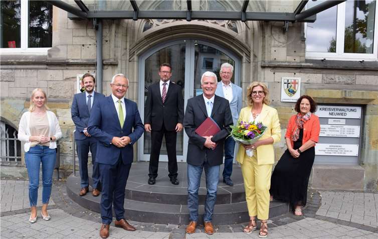 Begleitet von vielen guten Wünschen tritt der stellvertretende Leiterder Finanzabteilung des Kreises, Werner Meurer, nach 44 Jahren inDiensten des Landkreises in den Ruhestand. Mit herzlichen Worten undguten Wünschen wurde er in einer Feierstunde verabschiedet (v.l.n.r.):Büroleiterin Diana Wonka, Finanzabteilungsleiter Florian Hoffstadt, Landrat Achim Hallerbach, Personalreferent Oliver Honnef, Werner Meurer,Kreisbeigeordneter Werner Wittlich, Ehefrau Daniela Meurer undPersonalratsvorsitzende Birgit Eisenhuth.