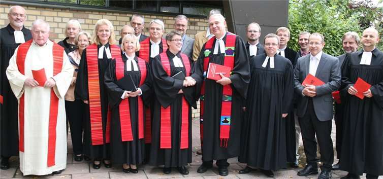 Begleitet von zahlreichen weiteren Geistlichen wurde Kathrin Müller in ihr neues Amt eingeführt. STF