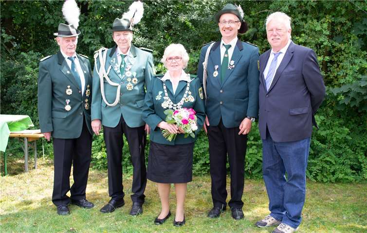 Begleitet wird Luitgard Pehl von ihren beiden Rittern Dietmar Wolf und Klaus Schäfer. Foto: Schützengesellschaft