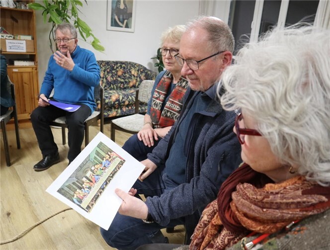 Begleitet wird die Gruppe durch Rainer Neuendorff, er bringt jahrelange Regie- und Theatererfahrung mit. „Es macht Spaß, mit der Gruppe zu arbeiten“