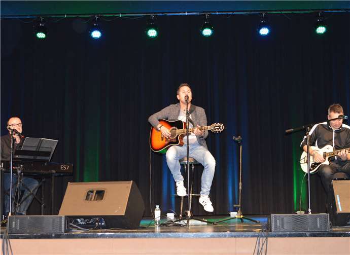 Begleitet wurde Comedian Andy Ost von Thomas Dill an der Gitarre und Andreas Seitz am Piano.Foto: AB