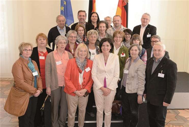 Begleitet wurde Frau Werner (2. v. r; 1. Reihe) zusammen mit der Delegation aus dem Kreis Neuwied neben Ministerpräsidentin Malu Dreyer, von ihrer Tochter, Katrin Rooh, (2. v. r; 2. Reihe) sowie dem Vorsitzenden der Bürgerstiftung Unkel, Christoph Charlier (1. v. r; 2. Reihe), Stellvertreter Rudolf Josef Barth (1. v. r; 1. Reihe) und Geschäftsführer Rudolf Rupperath (1. v. r; obere Reihe).Privat