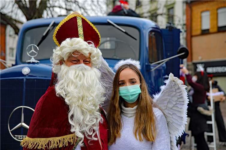 Begleitet wurde der Nikolaus von deinem Engel. Ein besonderer Hingucker war dabei der 80 Jahre alte 6600-Mercedes Transporter.